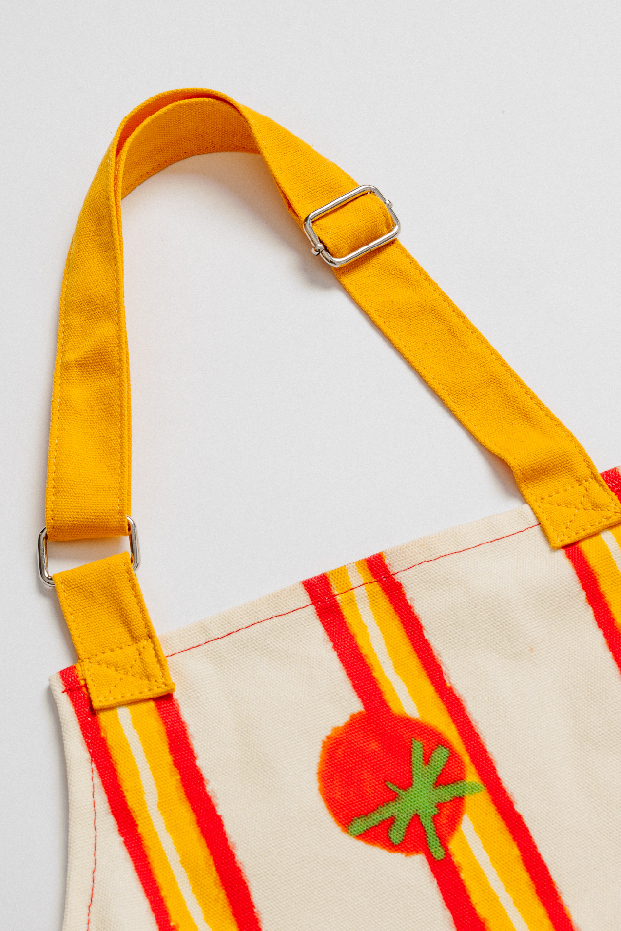 Détail tablier de cuisine adulte avec motif tomate et sangle réglable – ADADE