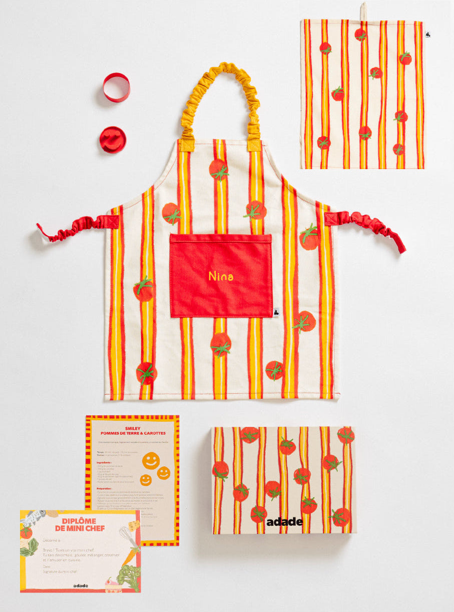 Tablier de cuisine pour enfant avec broderies et tomates, accessoires et recette de cuisine – coffret mini chef enfant ADADE