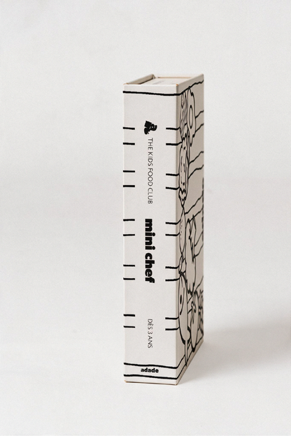Box ADADE à colorier, décorée de rayures et d’illustrations de fruits et légumes en noir et blanc, pour une activité créative avec les enfants.
