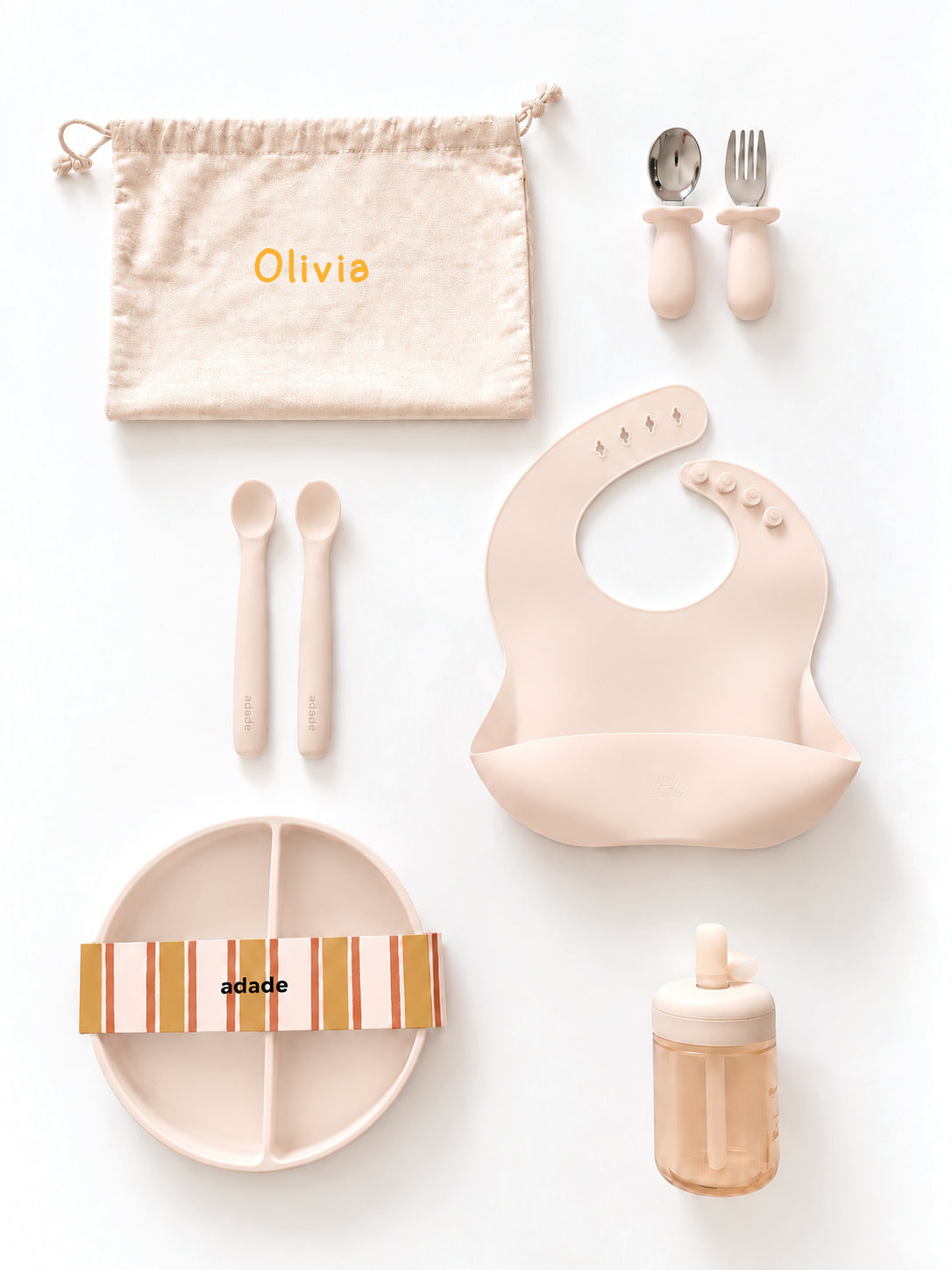 Coffret repas bébé beige avec couverts, bavoir, assiette tasse à paille et pochon personnalisé.