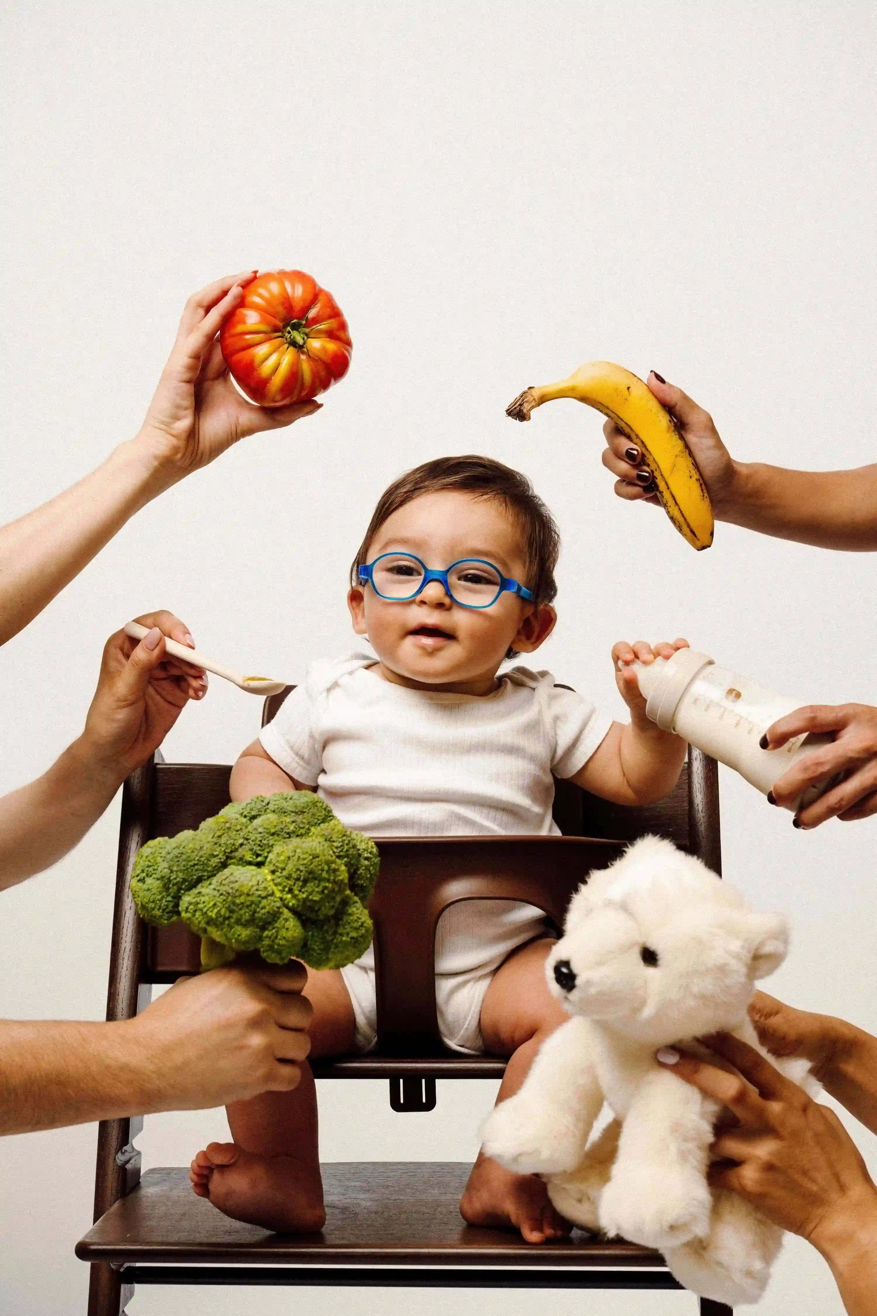 Bébé découvrant la diversification alimentaire avec des aliments adaptés