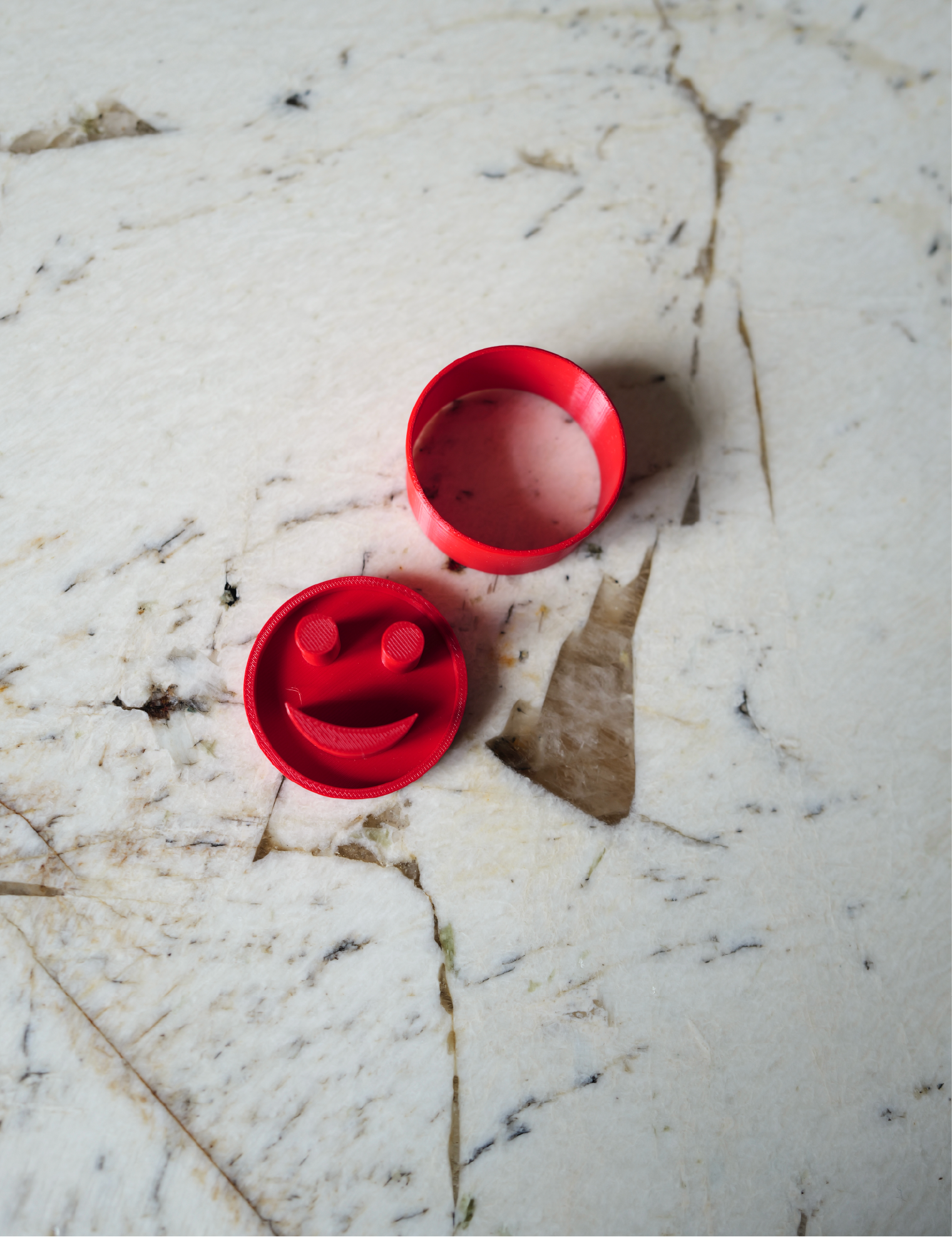 Emporte-pièces smiley rouges pour découper des potatoes smiley maison pour enfants
