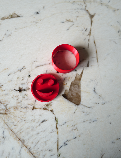 Emporte-pièces smiley rouges pour découper des potatoes smiley maison pour enfants
